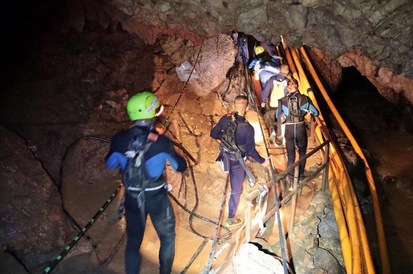 Извадиха първите четири деца от пещерата в Тайланд