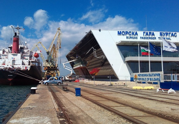 На пристанището в Бургас предстои да избухне голям пожар на борда на търговски кораб