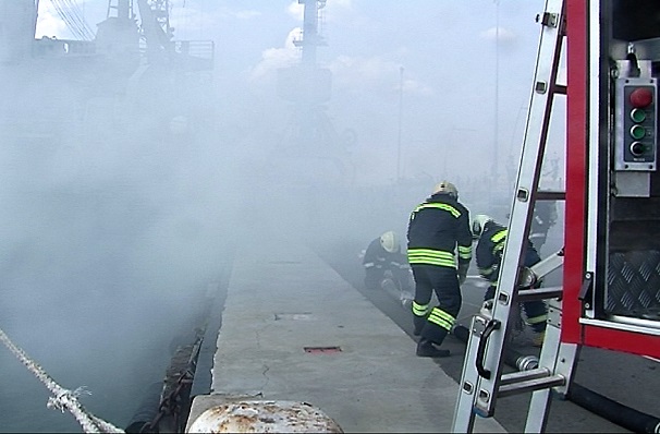 Военни гасиха пожар на кораб, акостирал в бургаското пристанище