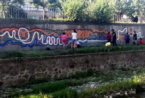 Изписват с гайтани бетонна стена по поречието на река Банщица