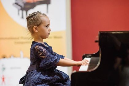 Четиригодишна пианистка от Бургас ще свири на червения роял на сър Елтън Джон