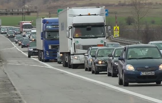 Пътни инциденти причиниха километрични задръствания на магистрала „Тракия"