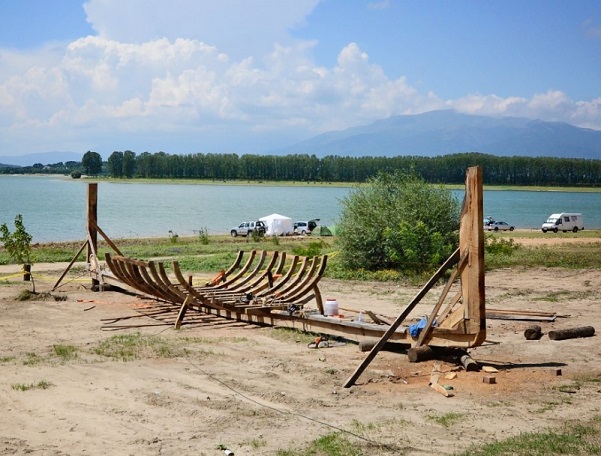 Строят древен тракийски кораб, който ще плува във водите на язовир Копринка