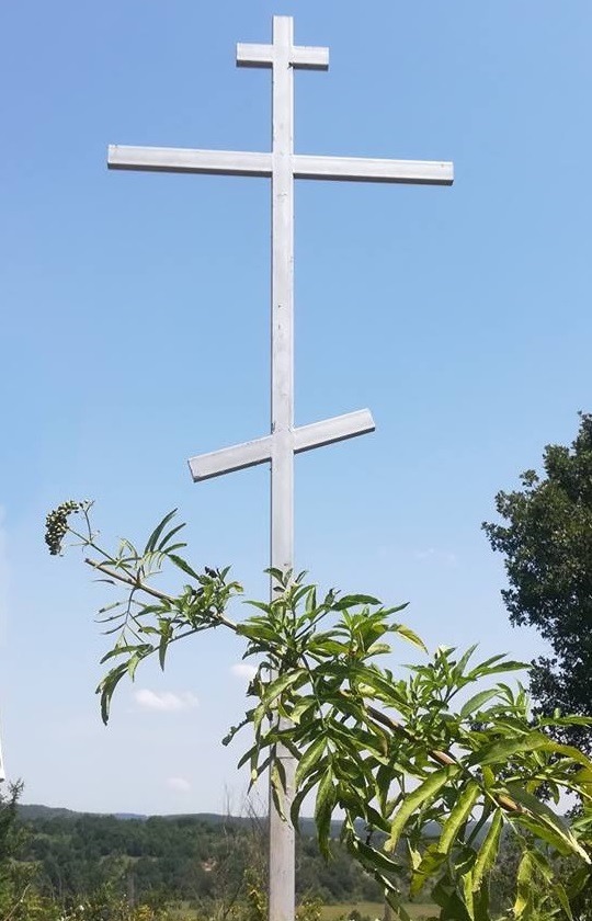 Осветиха 6-метровия християнски кръст, издигнат над ивайловградското село Гугутка