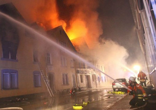 Извънредно: Огромен пожар избухна на железопътна гара в Германия, има десетки пострадали