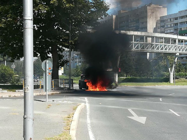 Кола пламна като факла край хотел "Мираж" в Бургас