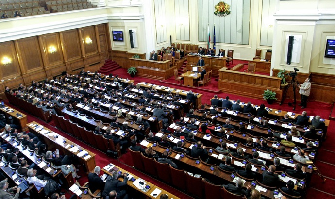 Цвета Караянчева свика извънредно заседание на парламента във вторник