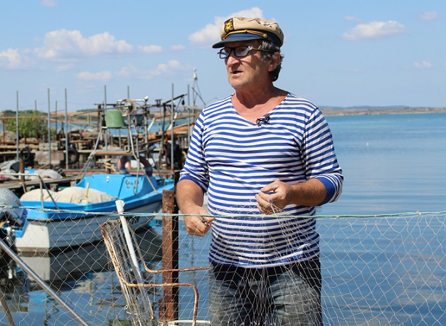 Старите рибари от Ченгене скеле показват във видеоуроци как се мерметосват мрежи
