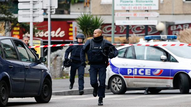 Отново паника в Париж: Двама убити и един ранен при атака с нож