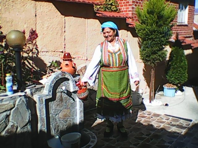 Фолклорният стожер на село Коларово Мария Митова с 80-годишен юбилей