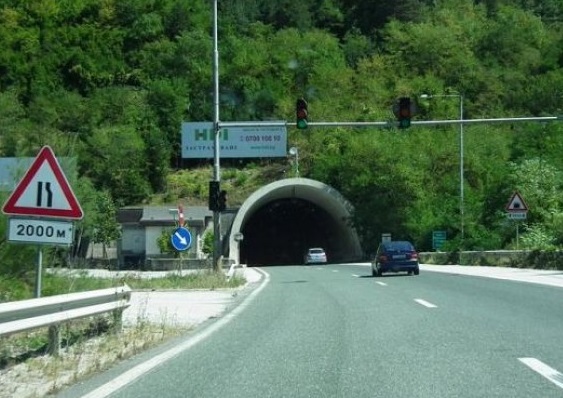 Карайте внимателно през тунел „Траянови врата" - в него временно няма осветление