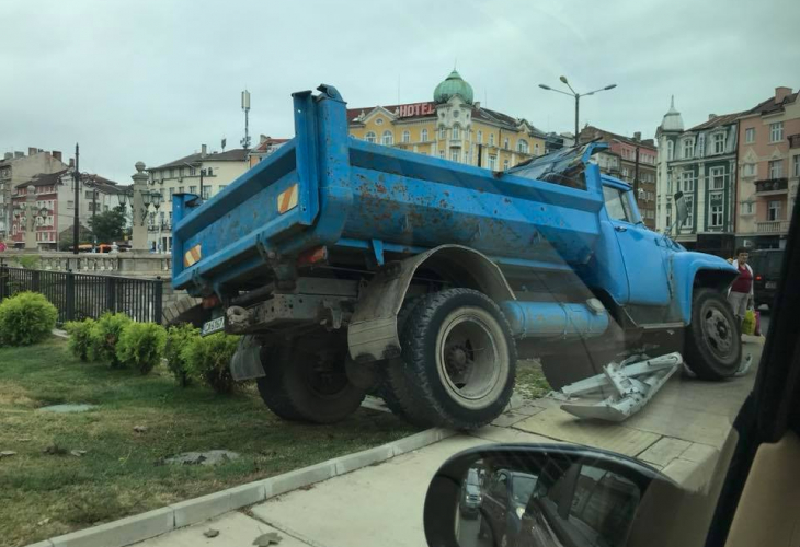 Камион надвисна застрашително на Лъвов мост