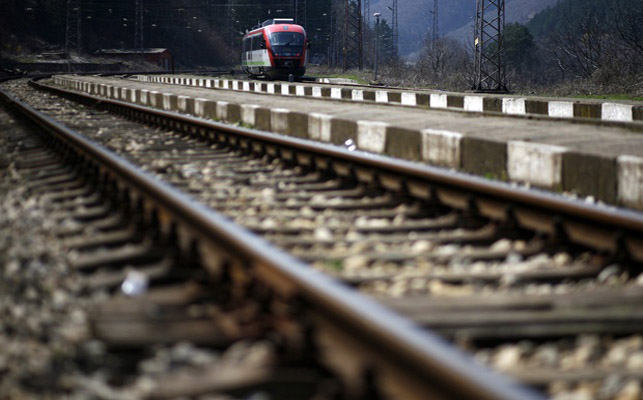 Бързият влак от Лом с над 100 минути закъснение заради срутване