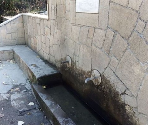 Чешма в Момчилград пресъхна - водата й изтече в хотелски басейн