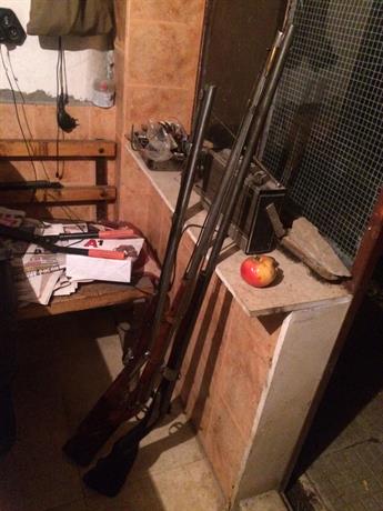 Полицаи от Мездра откриха и иззеха голямо количество старинни оръжия
