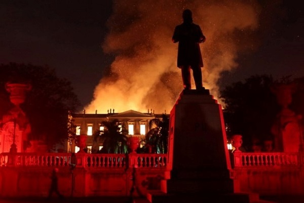 В музея на Рио де Жанейро изгоряха два века история
