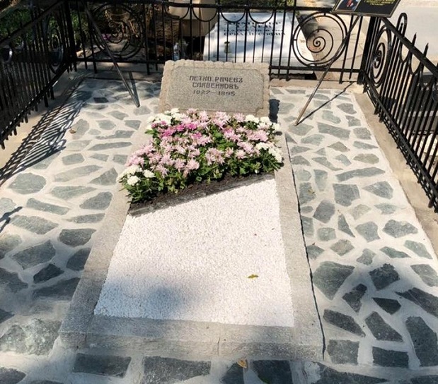Почистиха и обновиха гроба на Петко Славейков