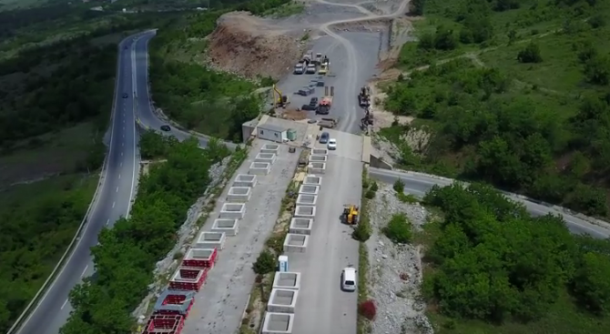Отпускат се още 35 млн. лв. за изграждането на участъка на АМ „Хемус“ между Ябланица и Боаза