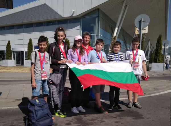 Наша гордост: Малките математици от Бургас се завърнаха от Китай с 5 медала