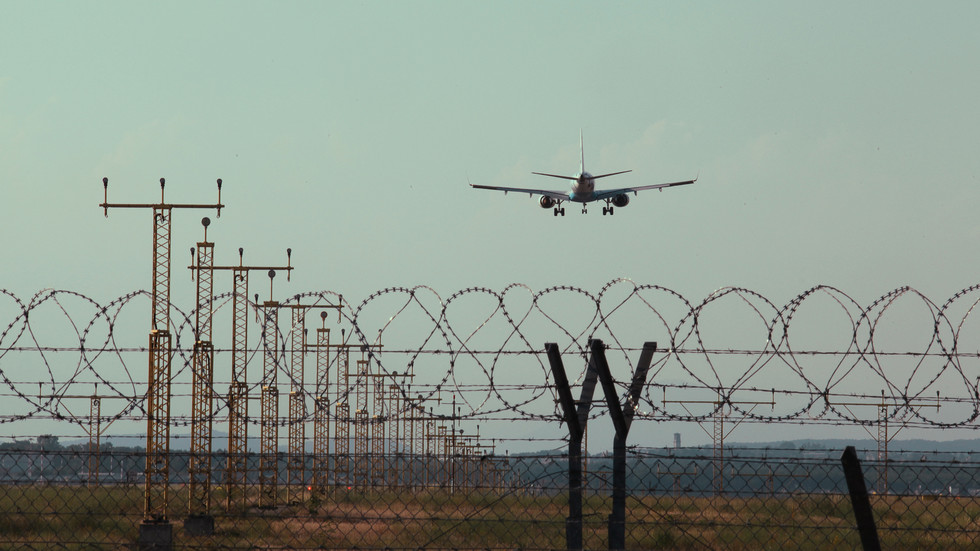 Италия заплаши да затвори летищата си заради мигранти