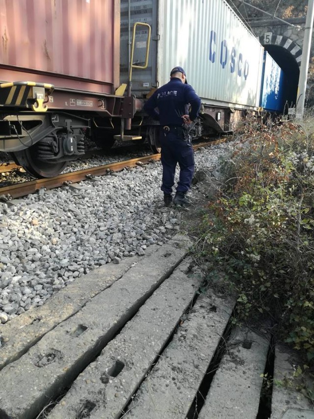 Смърт на релсите: Помощник-машинист скочи от товарен влак в движение