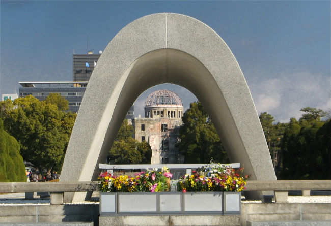 Бай Ганьо в Япония: Задържаха българите, надраскали мемориала в Хирошима с надпис "Локо София"