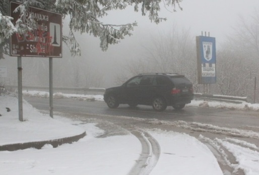 Проходът Шипка побеля - падна първият сняг