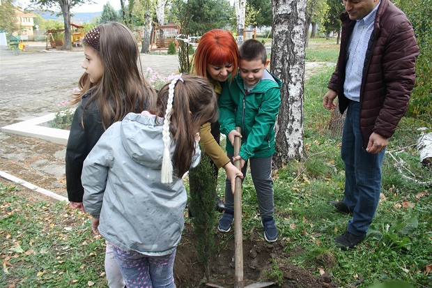 Деца от Стара Загора посадиха кипариси