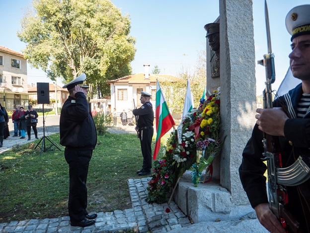 С военен ритуал бе отдадена почит пред новооткрития паметник на Алекси Попов в Малко Търново