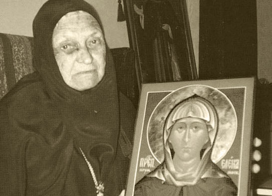 Монахиня изработва скафандъра на Гагарин, сплита библейски символи в него
