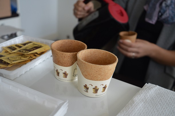 Участници на конференция в Бургас пиха кафе от ядливи чаши