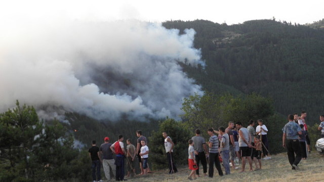Два пожара потушават огнеборците в Родопите