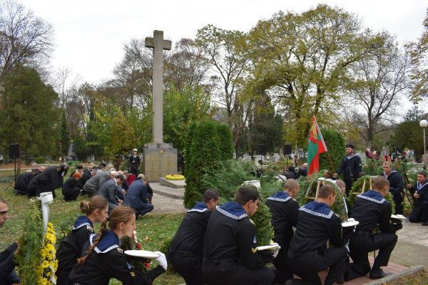 Военните моряци почетоха паметта на загиналите за Родината