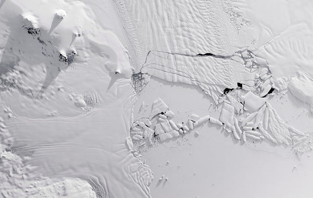 Огромен айсберг се откъсна от  от Пайн айлънд в Западна Антарктида