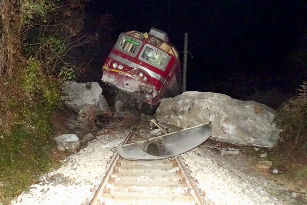 Влакът от Петрич за Благоевград дерайлира след удар в паднала скала