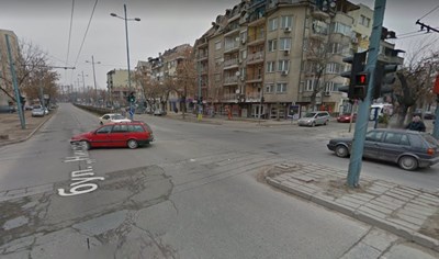 Кола блъсна майка с малко дете на пешеходна пътека в Пловдив