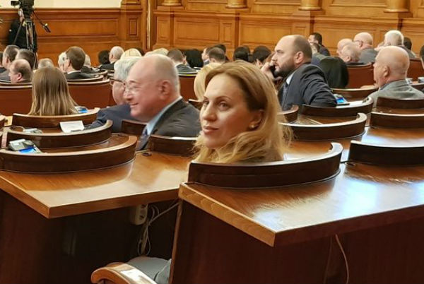 Дебатът в парламента по смяната на вицепремиера Валери Симеонов минава в спорове между БСП и ГЕРБ