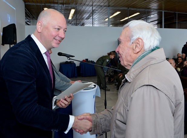 Транспортният министър награди 90-годишни ветерани от българската авиация