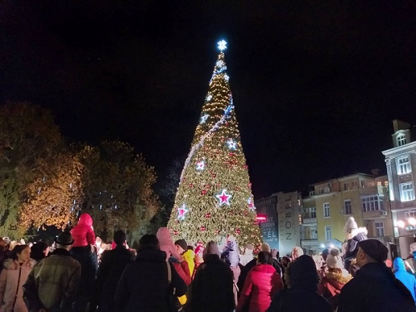 Коледният дух завладява България: Вече запалват светлините на елхите