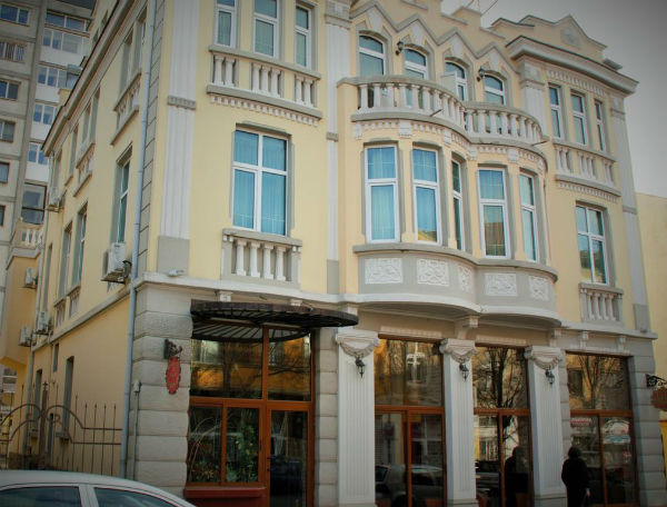 Ето го запечатаният от данъчните хотел в Бургас