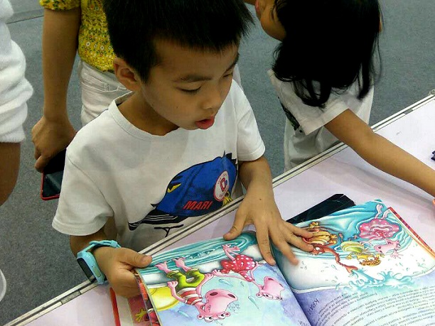 Китайски деца ще се забавляват с българска книжка