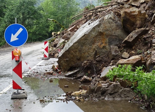 В Кресненското дефиле и по пътя за Банско има повишена опасност от падащи камъни