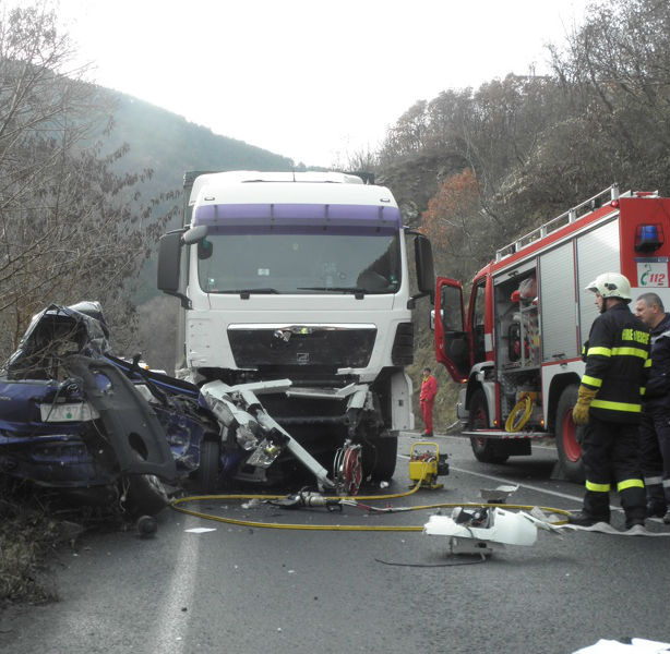 Катастрофа между ТИР и товарен бус на пътя София- Варна, има загинал