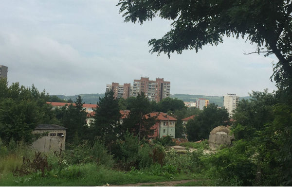 Живот на ръба: „Хора-къртици“ подкопаха основите на къща в Перник