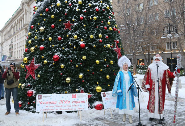 Москва подари на София 13-метрова елха