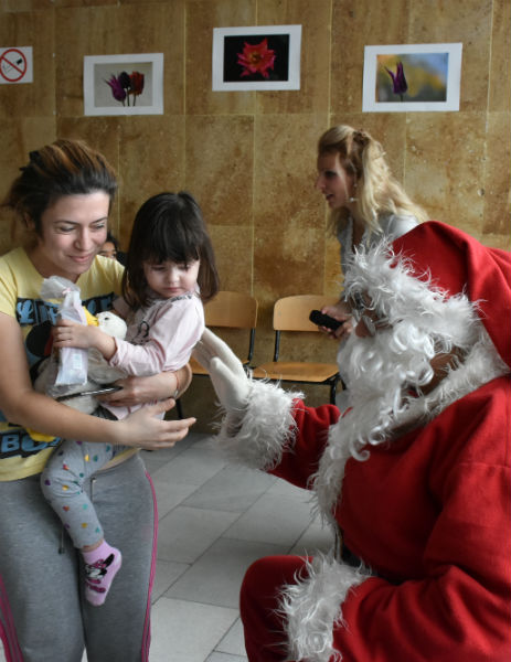 Дядо Коледа раздаде подаръци на децата в пловдивска болница на Игнажден