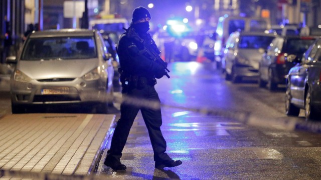 Издирват мъж, стрелял с „Калашников” срещу витрините на ресторант в Брюксел