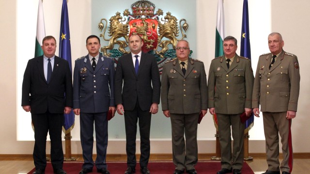 Трима нови генерали получиха днес пагоните си от президента