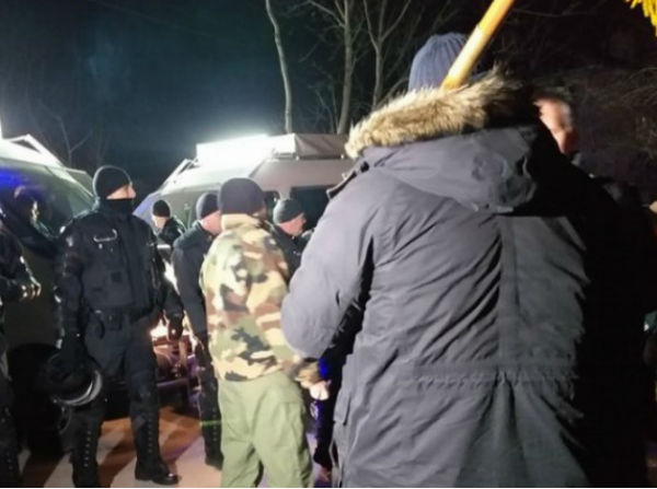 Военнослужещи и членове на агитката на "Ботев" се събират на мащабен протест във Войводиново