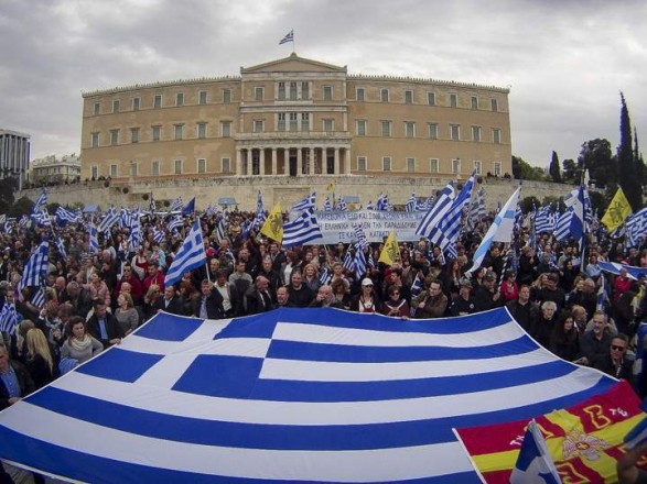 Газ и шокови гранати съпътстват протеста в Атина срещу преименуването на Македония